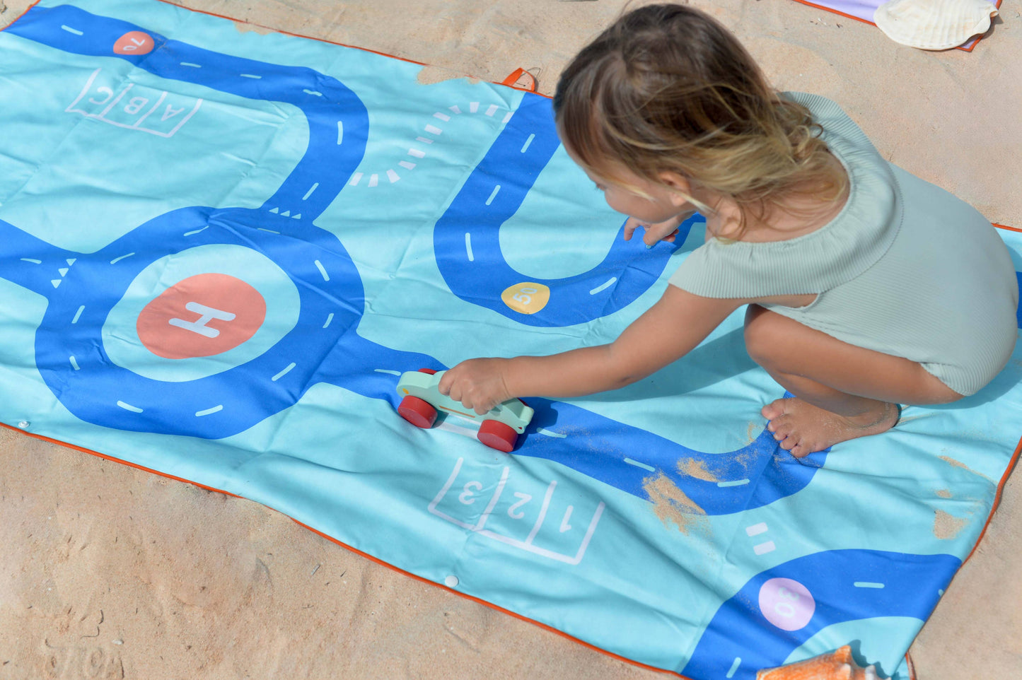 Quut Play Towels-Size M, Interactive Design, Game & Patterns - SAFARI