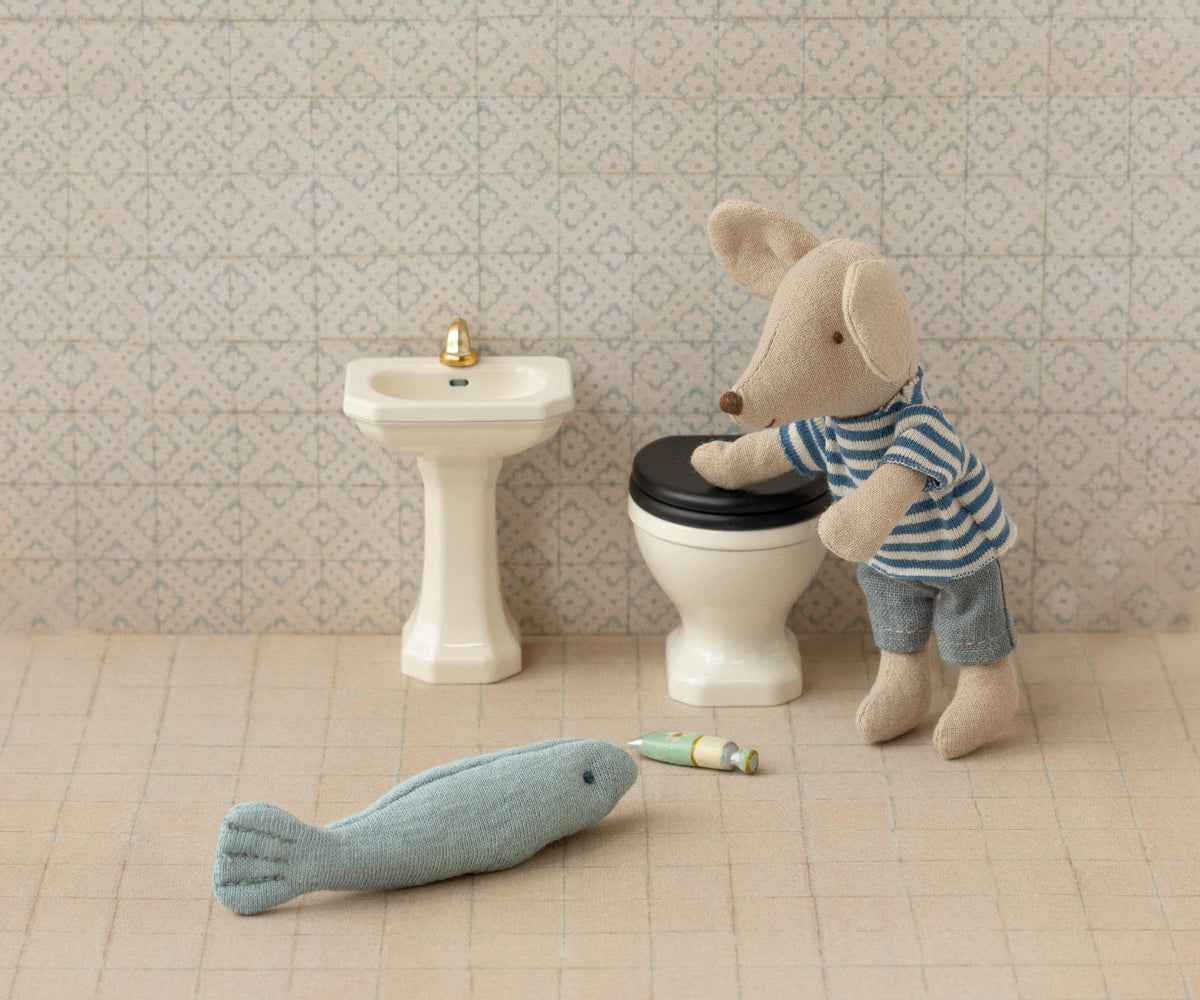 Maileg bathroom set against floral tile wallpaper, with vintage pedestal sink and toilet and a mouse