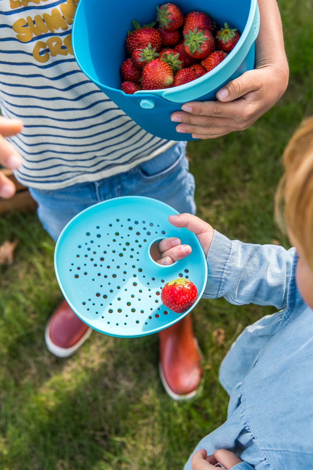 Quut Bucki - Bucket & Sand Sifter. Beach Sand and Pool Toy.