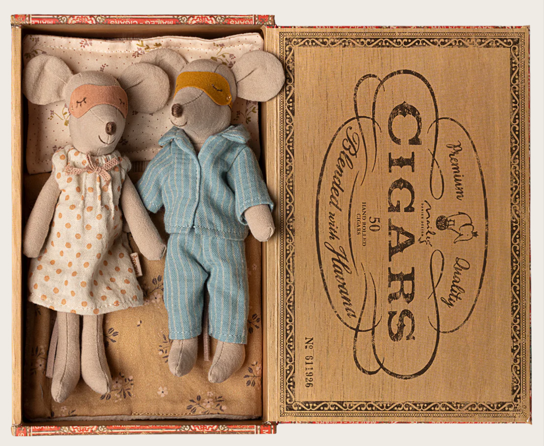 Mum & Dad mice in cigarbox