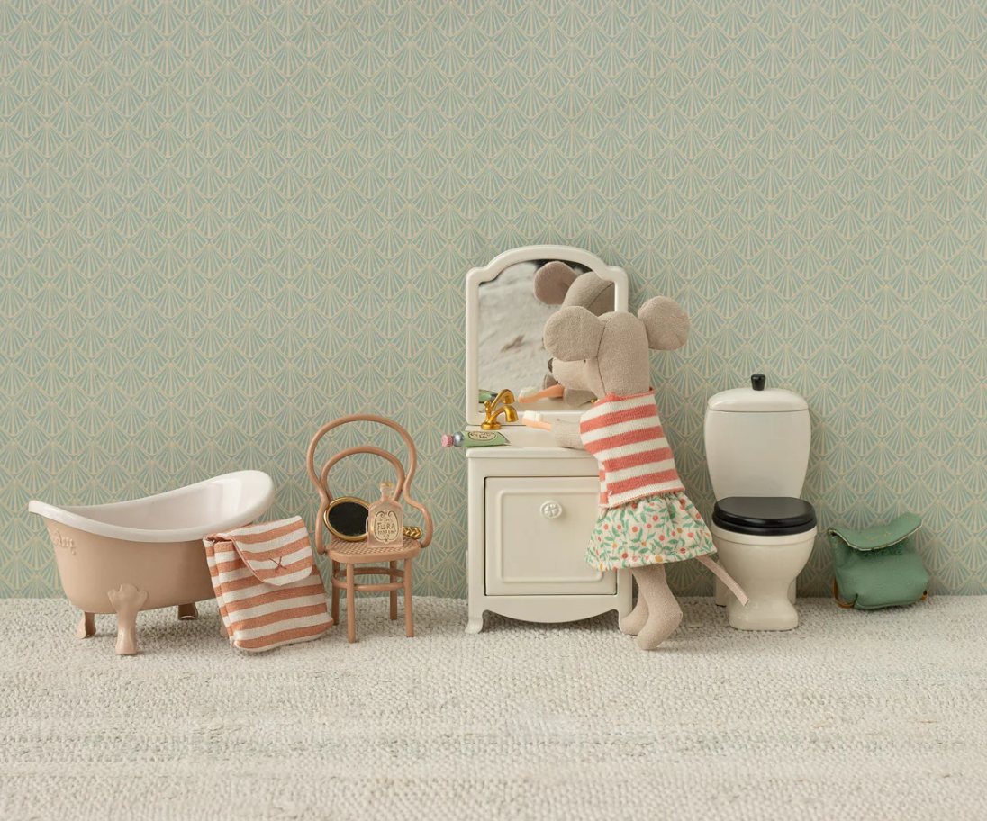 Miniature bathroom set with a mouse character washing hands, featuring a bathtub, sink, and toilet.