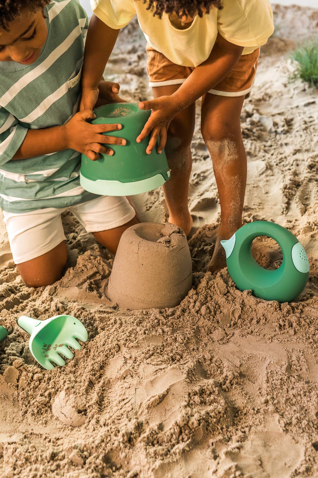Quut Bucki - Bucket & Sand Sifter. Beach Sand and Pool Toy.