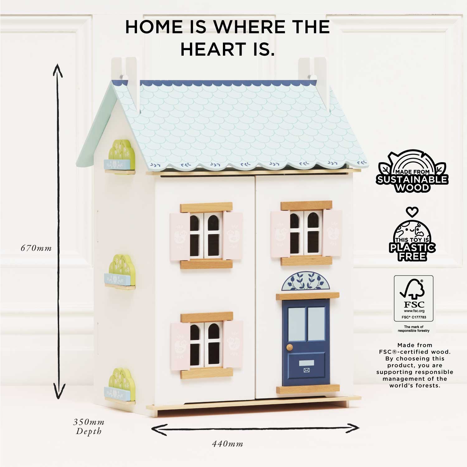 Small house model with measurements and sustainability labels on a white background